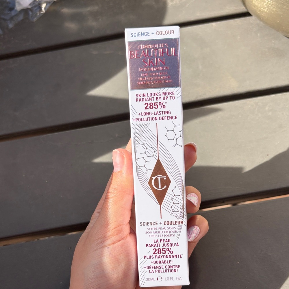 Charlotte Tilbury Beautiful Skin Foundation Box - Rose Gold & White